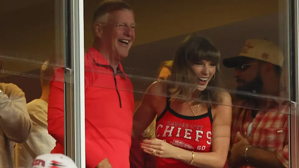 Swift Flaunts Ring as Kelce Scores First 2026 Touchdown