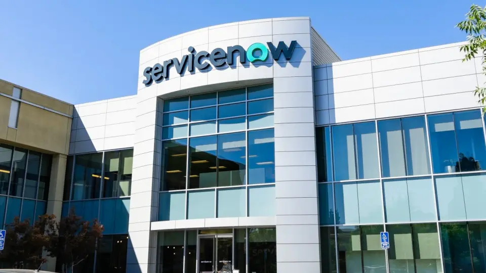 ServiceNow Hits Record Low as Slowing Contract Growth Triggers Sector-Wide Selloff