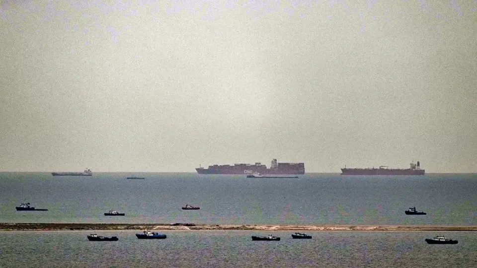 Iran Blocks Hormuz as Gunfire Strands Hundreds of Tankers