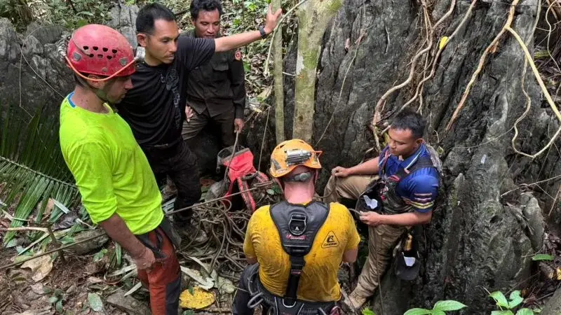 Laos cave rescue shifts to new shaft as potential knocks hint at life
