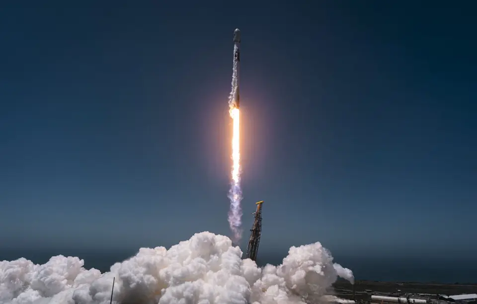 SpaceX clinches $1.6B multi-launch deal to bolster U.S. military satellites