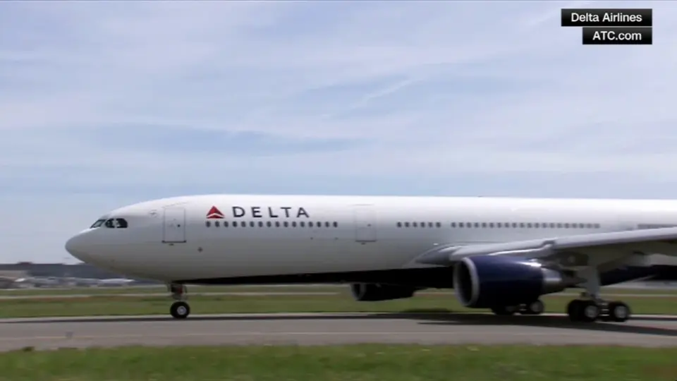 Delta Flight 1076 Hit by Firework on Approach to Midway