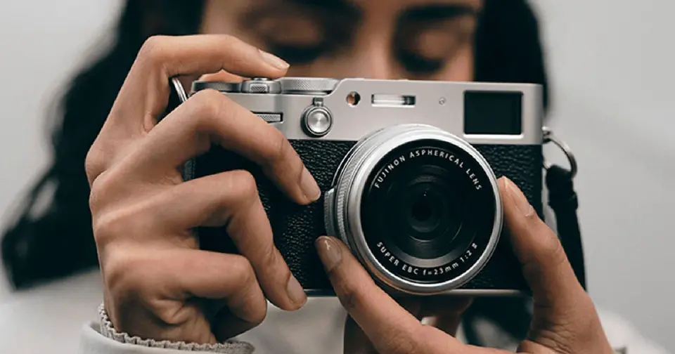 Young Women Lead Fujifilm’s Rebound in Digital Cameras