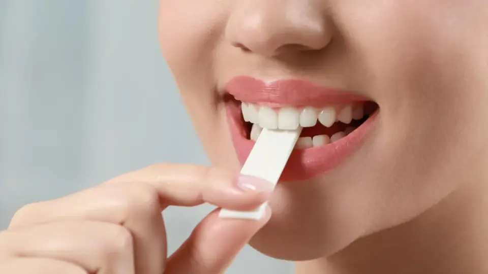 Bioengineered chewing gum cuts HPV and harmful oral bacteria, while sparing good microbes