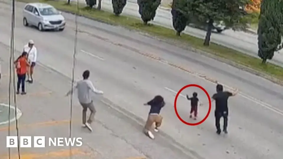 Pallet jack saves toddler from speeding traffic in Puebla
