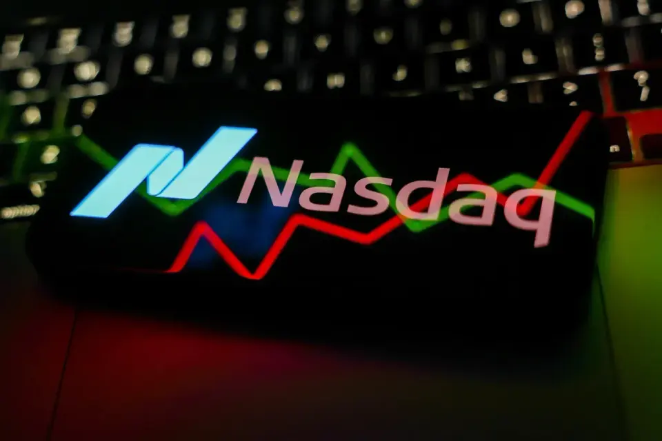 Premarket Nasdaq Dips as AI, SpaceX and Contract Wins Steer Movers