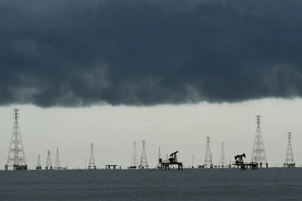 Experts Question Validity of Venezuela’s 300 Billion Barrel Oil Claim Amid U.S. Deal