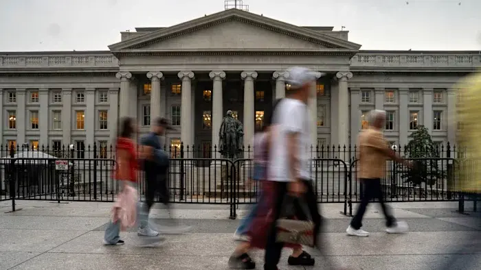 US 10-Year Treasury Yields Retreat from 24-Year High After Strong Auction, but European Bonds Face Pressure