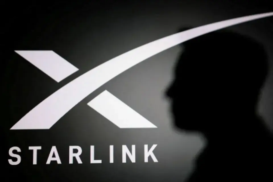 SpaceX weighs Starlink mobile service to challenge US carriers, FT reports