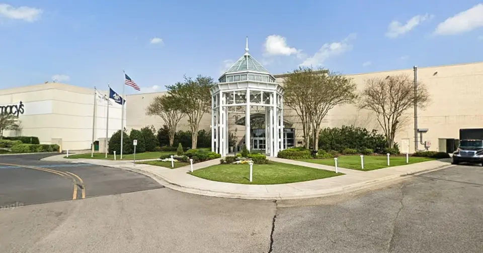 Baton Rouge mall shooting injures 10 as suspects remain at large