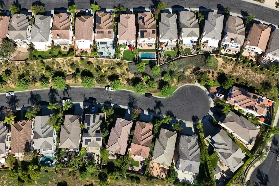 US Housing Market Faces Prolonged Freeze Amid AI Capital Drain and High Rates