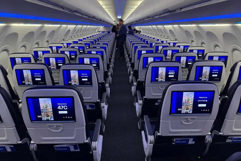United Expands Niche Routes with Narrow-Bodies While Delta Sticks to Wide-Bodies