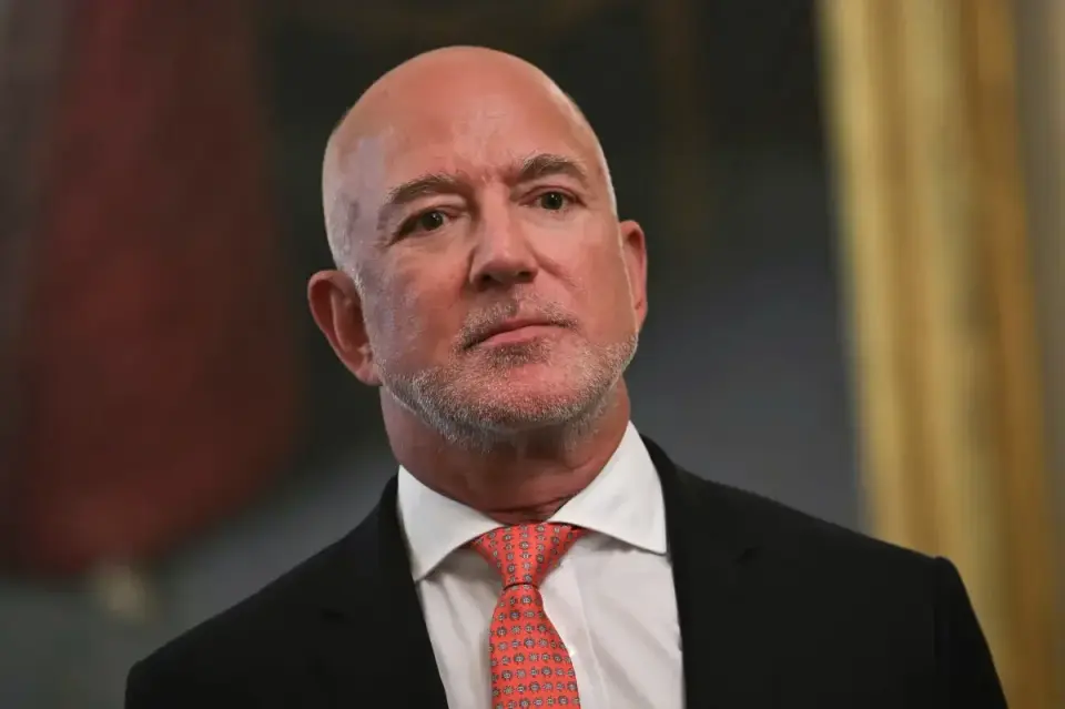 Bezos Predicts AI-Driven Shorter Workweeks and 2028 Lunar Landings
