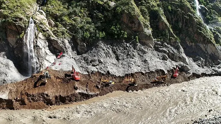 Gyirong Rescue Stalled by Geology, Politics, and Secondary Glacier Risks