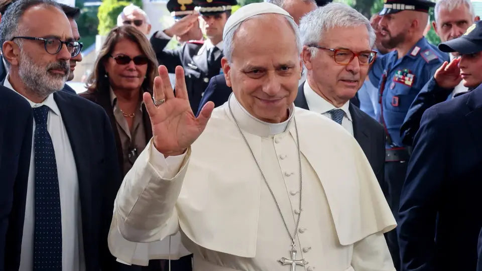 Pope Leo XIV Recovers from Lung Cancer Surgery as Vatican Suspends Public Duties