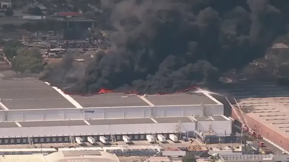 Smoke over LA as Boyle Heights storage fire triggers shelter-in-place