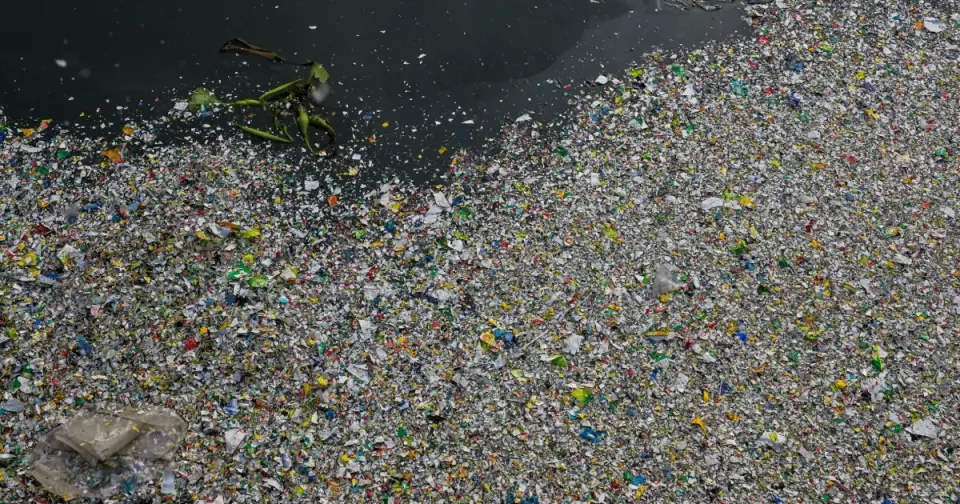 New Study Reveals Microplastics Generate Harmful Radicals at Water Interfaces