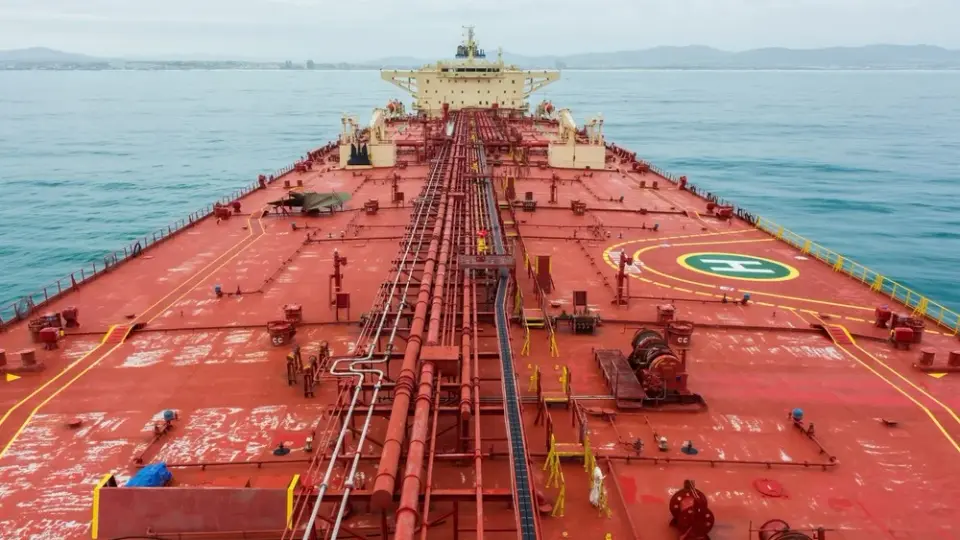 Hormuz Strait Traffic Freezes as US-Iran Escalation Resumes