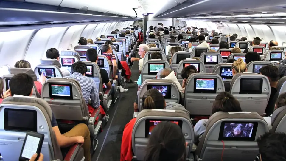 American Eagle Flight 5089 Diverts to St. Louis After Engine Issue and Cabin Odor