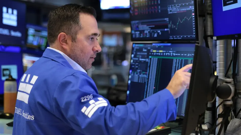 Global Markets Tumble as Alphabet Crash and Binance Security Scare Trigger Tech Sell-Off