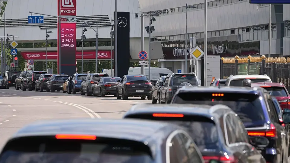 Russia’s petrol crunch deepens as stations run dry amid drone strikes on refineries