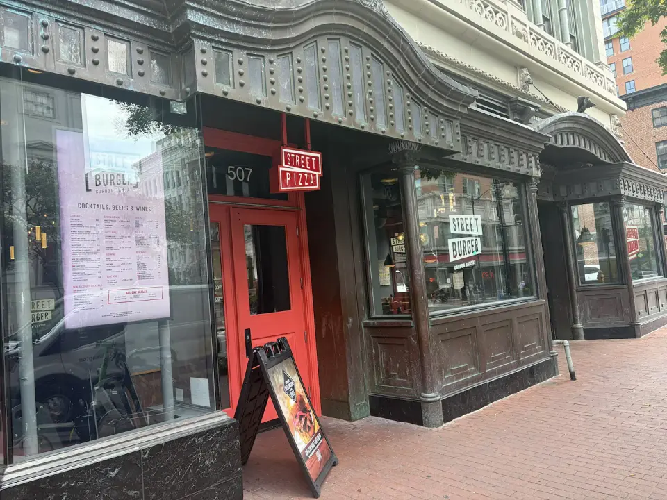 DC condos blame Gordon Ramsay burger joint for stinky air in their building