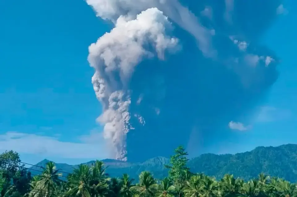 Three hikers die as Mount Dukono erupts on Halmahera, Indonesia