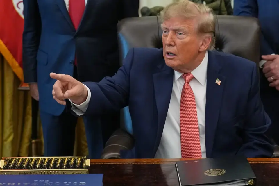 Oval Office fraud announcement descends into heated dispute over whistleblower payouts