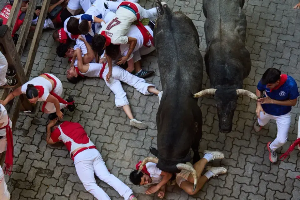 Goring incident mars San Fermín bull run in Pamplona
