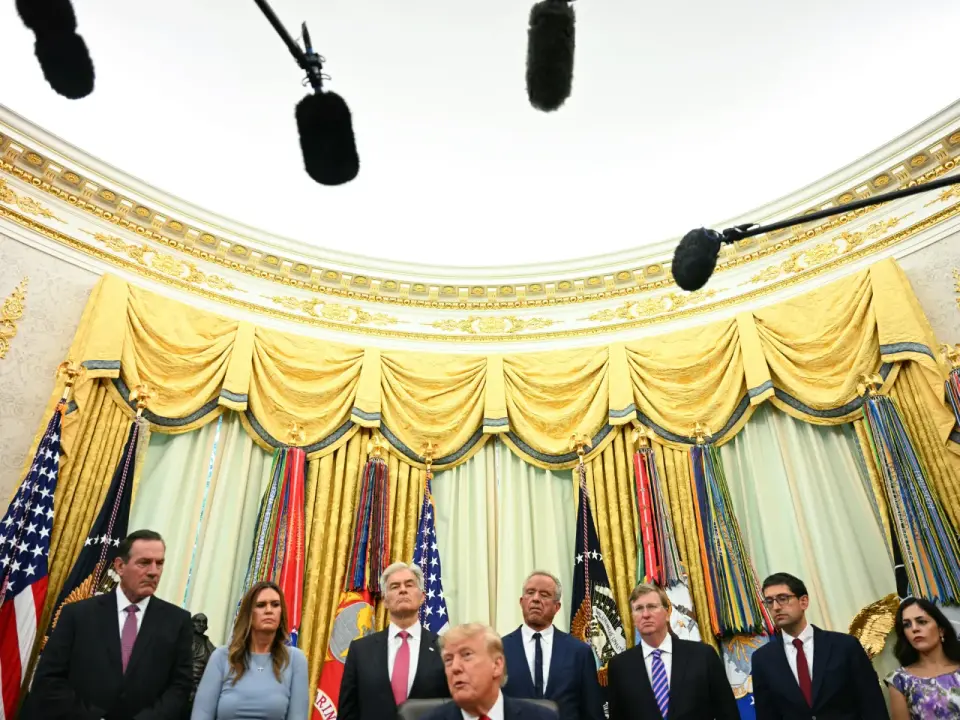 Trump Signs Graham Sanctions Law, Granting 100% Tariff Power Over Russian Oil Buyers