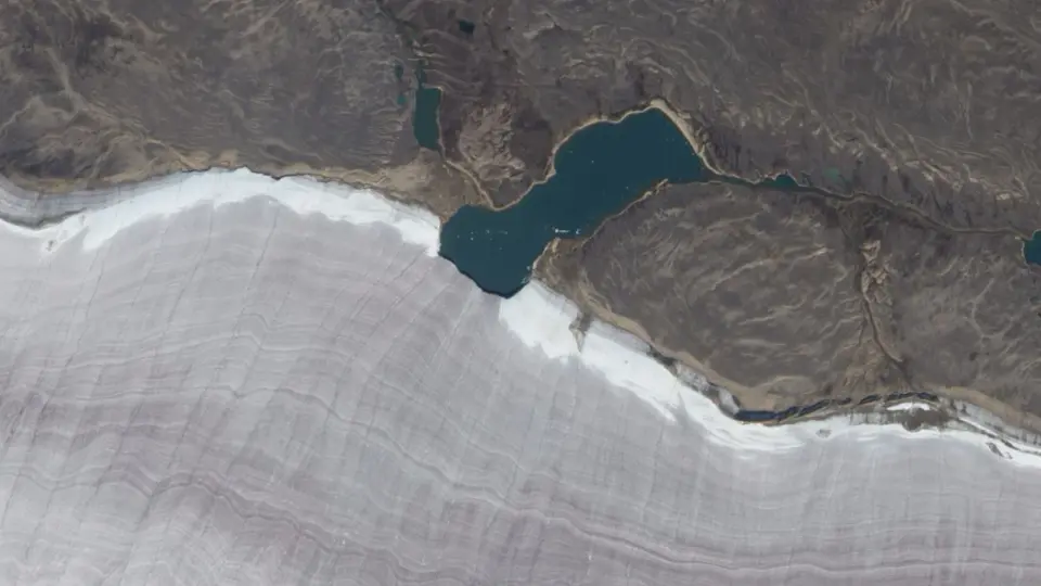 Tiny Arctic lake slices Canada's oldest ice cap, seen from space