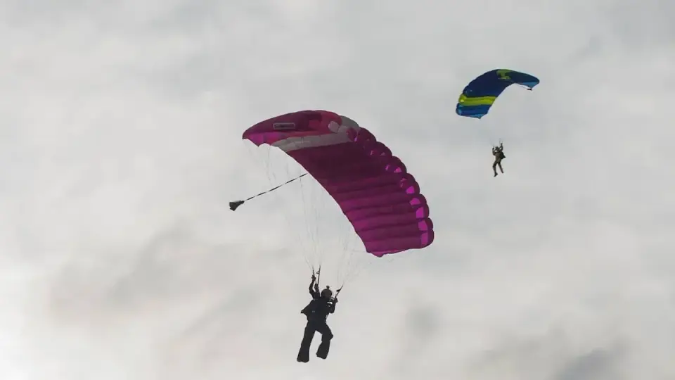 Fatal midair collision ends Washington group skydive