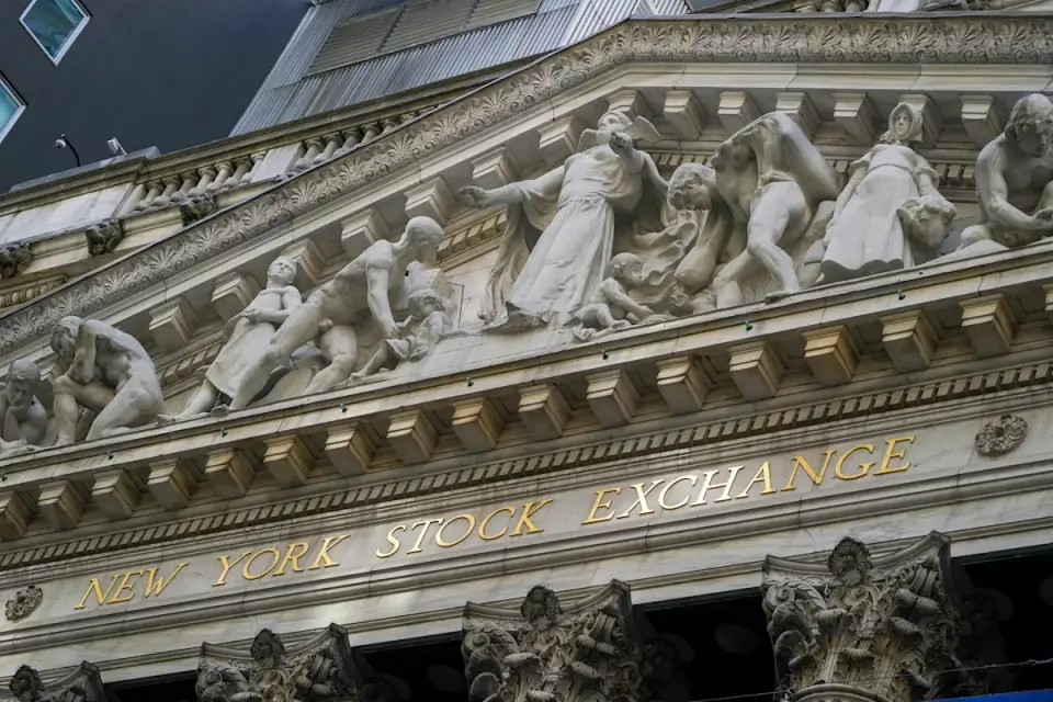 Global Bond Selloff Hits 20-Year Highs, Driving U.S. Mortgage Rates to 7.4%