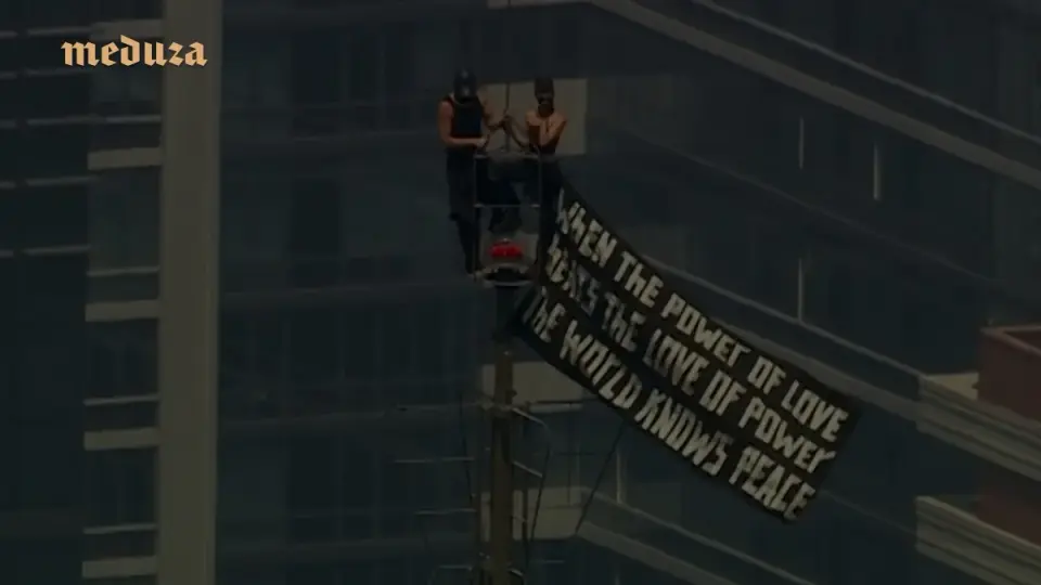 Love on a ledge: Rooftoppers propose atop the Empire State Building, then get arrested