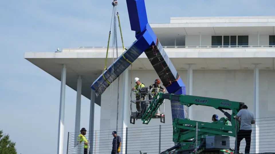 Kennedy Center Removes Joel Shapiro’s 'Blue' Sculpture Amid Trump-Era Overhaul