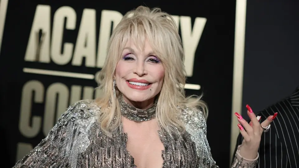 Dolly Parton’s Private Cancer Battle Highlights Why Diagnoses Are Often Hidden