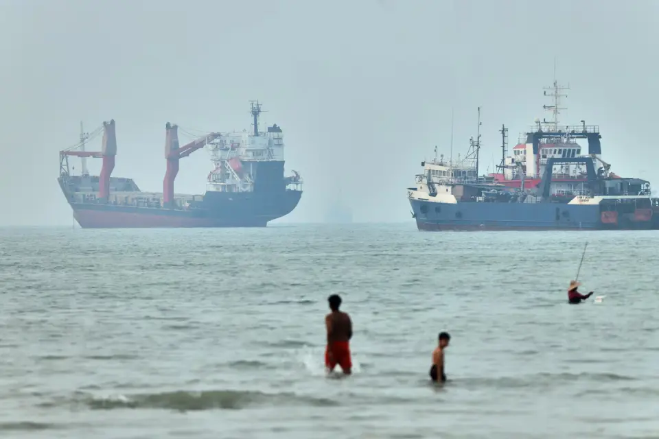 Iran-U.S. escalation: Gulf strikes trigger Strait of Hormuz closure