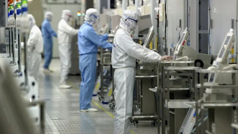 Japan’s September Exports Miss Forecasts as Semiconductor Boom Fails to Offset Import Costs
