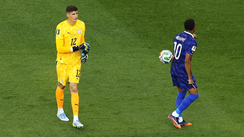 Paraguay goalie Gill confronts Mbappe after handshake snub in tense World Cup clash