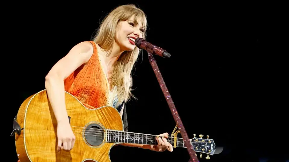 Taylor Swift Becomes Nashville Songwriters Hall of Fame’s Youngest Inductee