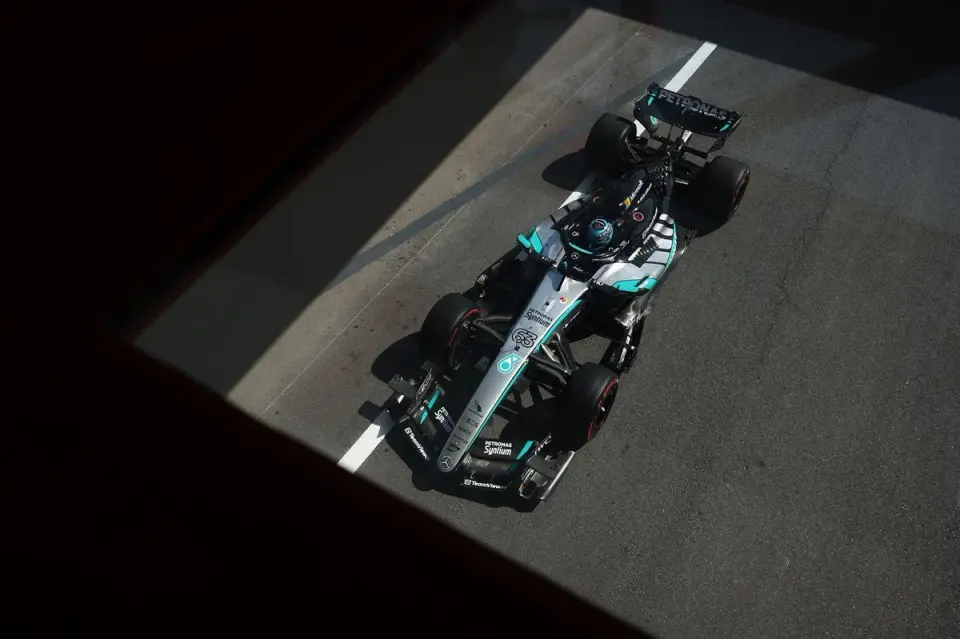 Russell leads Baku FP2 as Lindblad crash triggers red flag