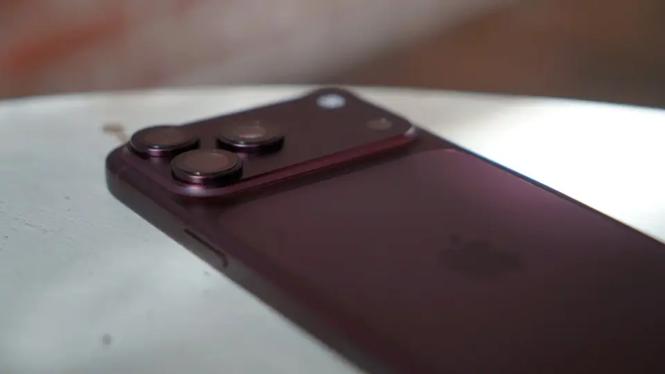Memory Crisis Drives Smartphone Shipments to 14-Year Low as Apple and Samsung Consolidate Market