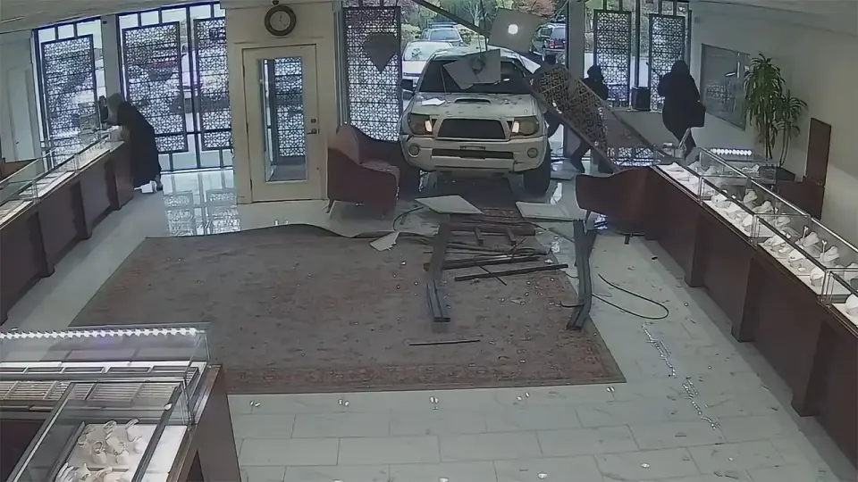 Lynnwood Jewelers Heist Foiled After Owner Fires on Masked Intruders