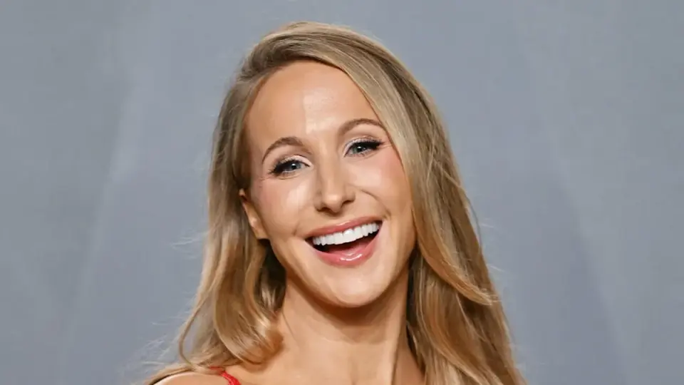Nikki Glaser: Headlines About Her Open Relationship Takeaways Are Embarrassing