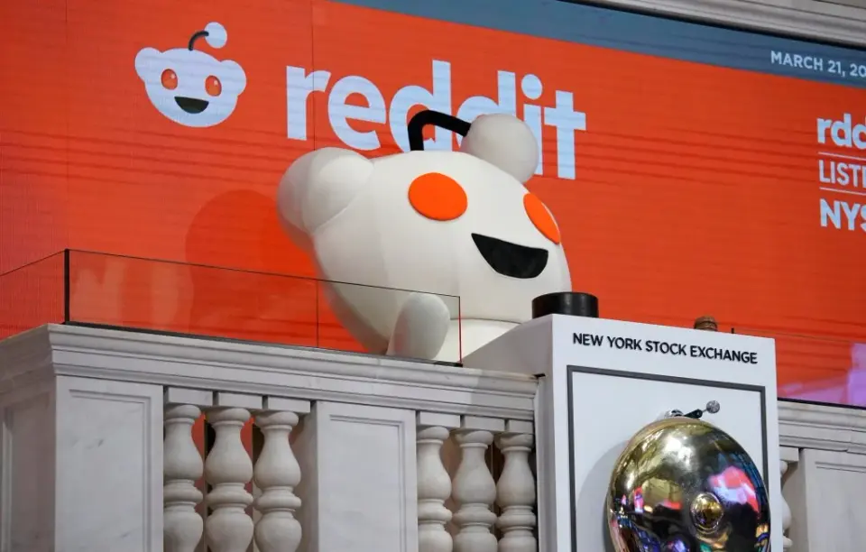Reddit Stock Craters 30% as AI Search Shifts Force Login Mandate and User Decline