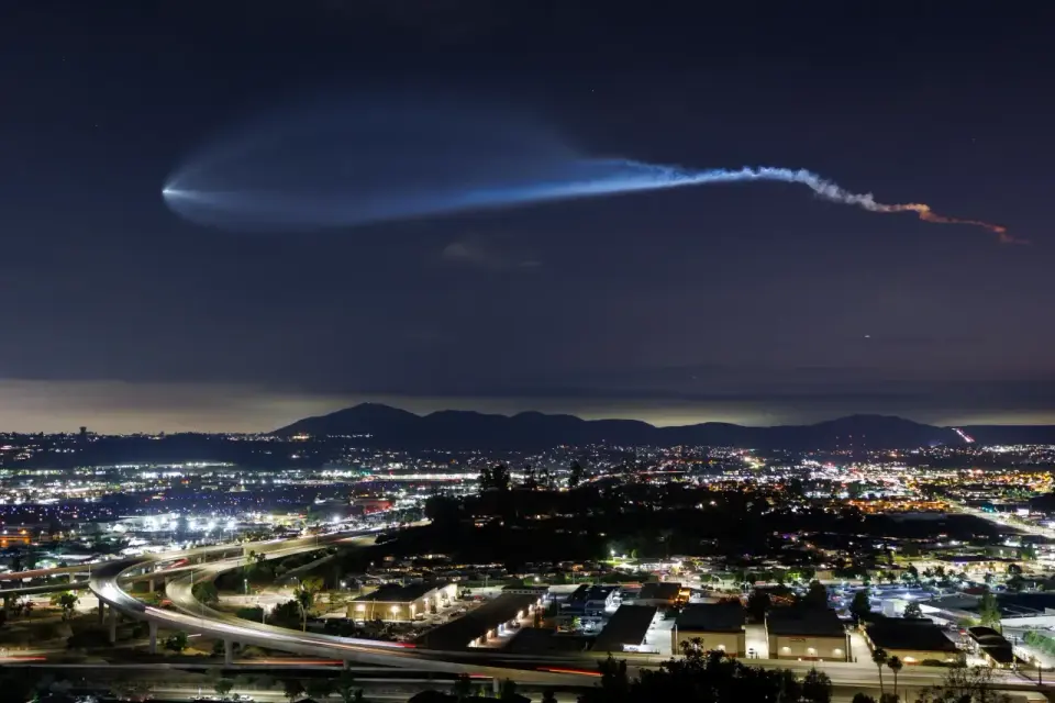 SpaceX's 80,000-Site Bid Sparks Billions in Costs and Carrier Backlash