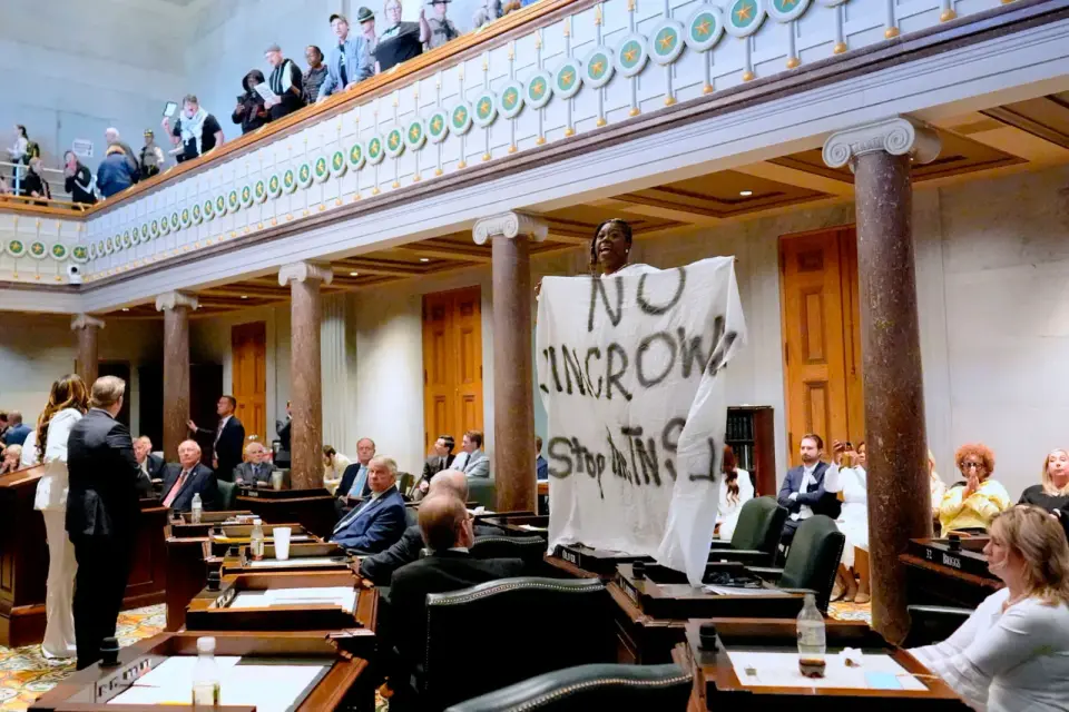 Sen. Oliver protests Tennessee redistricting with song and banner