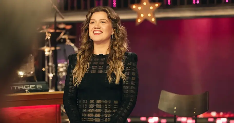Kelly Clarkson and Brooklyn Toy Shop Trade Blasts Over $15,000 Bird Automaton
