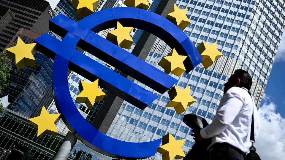ECB Holds Rates at 2.5% Amid Rising Inflation and Leadership Transition