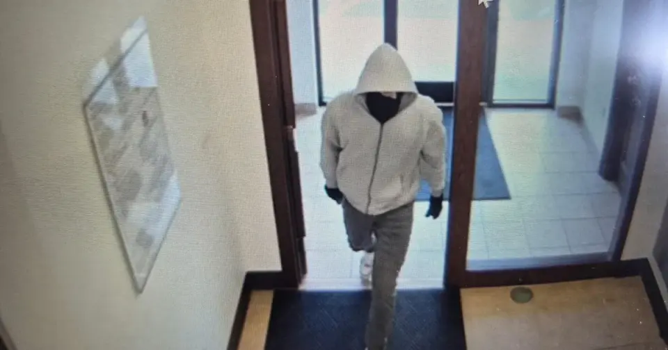 Masked gunman at large after fatal Berea bank robbery in Kentucky